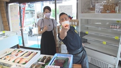 写真：鮮魚店「泉銀」の森田釣竿さんとリポーター