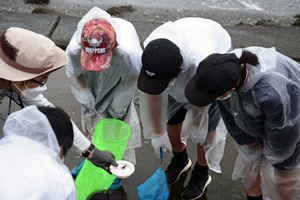 写真：カニを捕まえた中学生たち