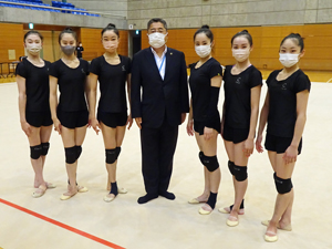 写真：新体操日本代表選手たちと内田市長