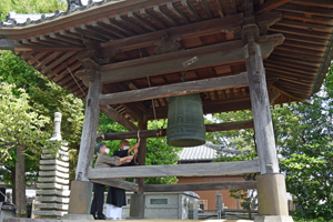 写真：お寺の鐘をつく様子