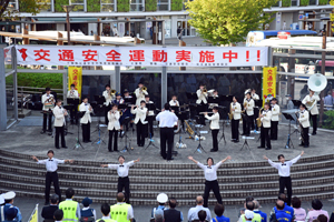写真：演奏を行う東海大学付属浦安高等学校吹奏楽部の皆さん