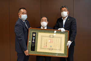 写真：小田稔さん（中央）と内田市長