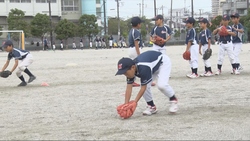 写真：練習に励む少年野球の選手たち