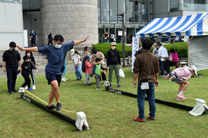 写真:スラックライン体験