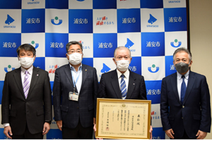 写真：剣道連盟の会長、副会長と内田市長の記念写真