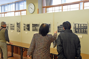 写真：秋山武雄写真展の様子