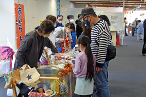 写真：お菓子などを売っている様子