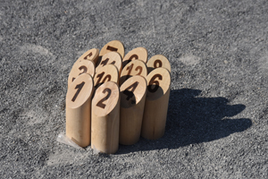 写真：スキットルと呼ばれる木製のピン