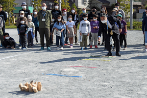 写真：始球式を行う市長