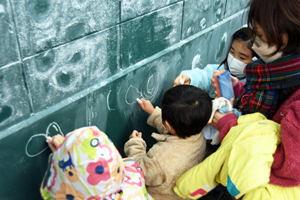 写真：壁に泡の絵を描く子どもたち