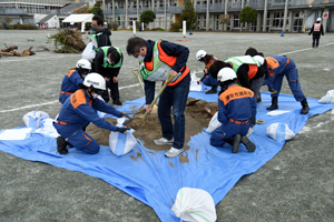 写真：土のう設置訓練の様子
