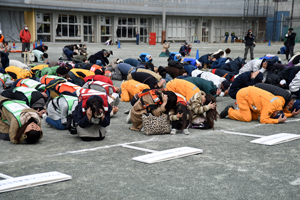 写真：シェイクアウト訓練の様子