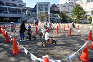 写真：ミニランニングバイク試乗体験会の様子