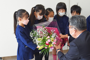 写真：市長に花束を渡す園児たち