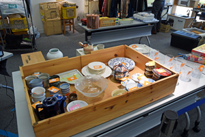 写真：ビーナスショップに並ぶ食器