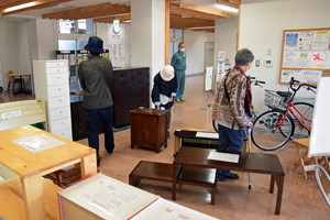 写真：再生家具を選ぶ方々