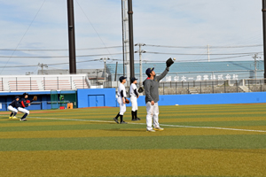 写真：キャッチボールをする選手