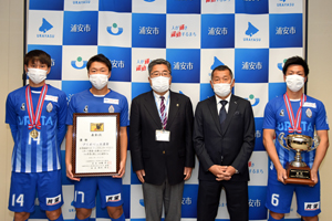 記念撮影：右から山崎選手、都並監督、内田市長、橋本選手、上松選手