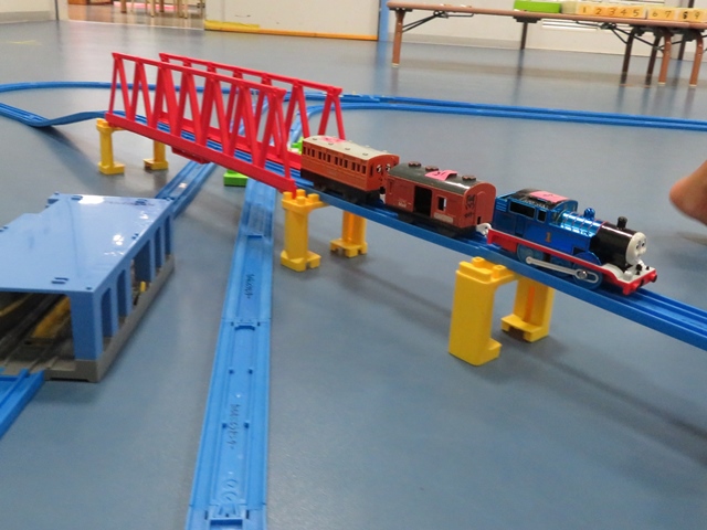 レールをつなげて、好きな線路に電車を走らせよう！