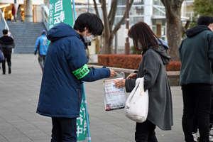 写真：啓発グッズを配る様子