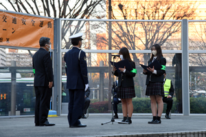 写真：宣誓を行う浦安市学生防犯委員会V5の様子