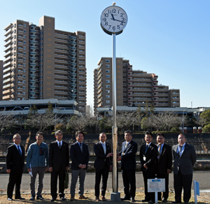 写真：時計塔の前で浦安中央ライオンズクラブの方々と市長の集合写真