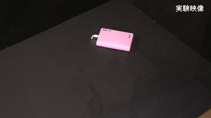 写真：モバイルバッテリーを充電器に接続している様子