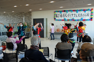写真：民謡踊りを披露するボランティアグループ