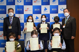 写真：受賞者の皆さんと市長・教育長の記念撮影