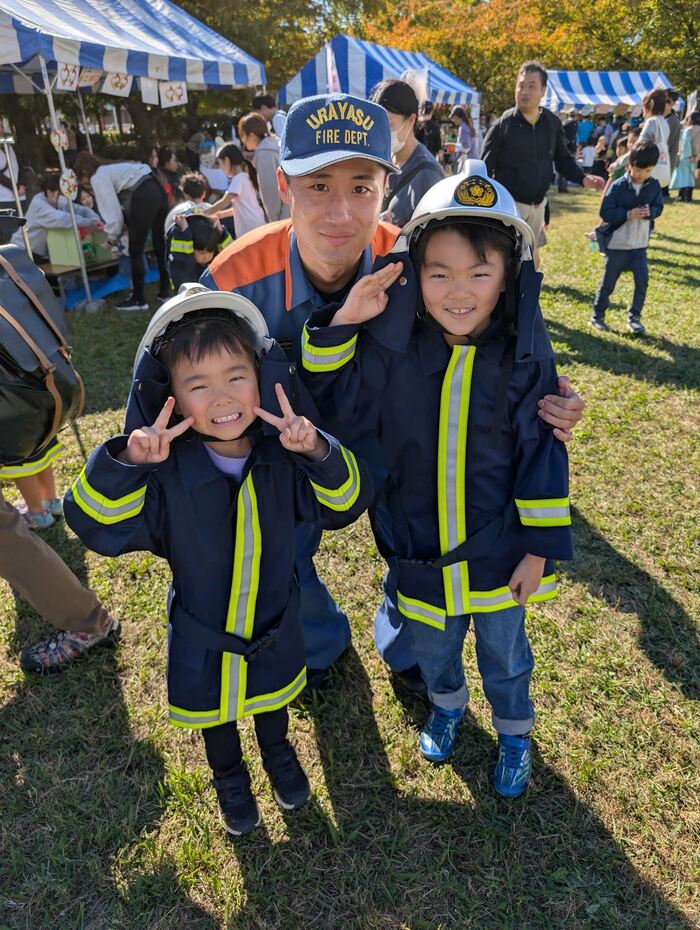 こども防火衣を着て写真撮影