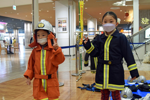 写真:防火服を着る子ども