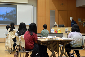 写真：東日本大震災の動画を見る参加者たち