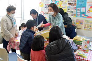 写真：ワークショップに参加する家族