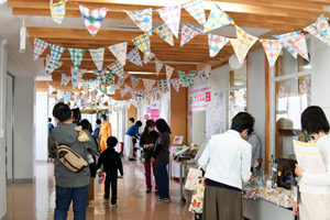 写真：多くの人でにぎわう会場