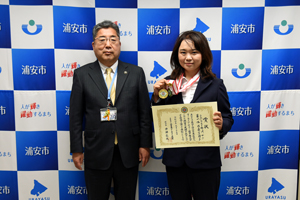 写真：市長と佐藤選手の記念写真
