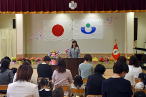 写真：園長先生のあいさつの様子