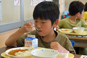 写真：給食を食べている児童