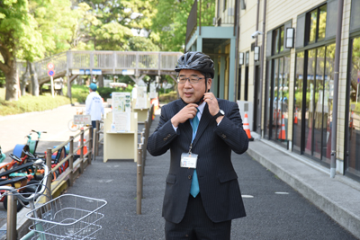 写真：ヘルメットをかぶる内田市長