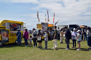 写真：会場に出店したキッチンカー