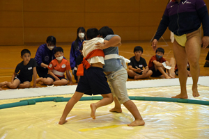 写真：組み合いをする小学生たち