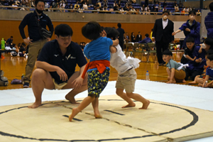 写真：組み合いをする小学校1年生の児童たち