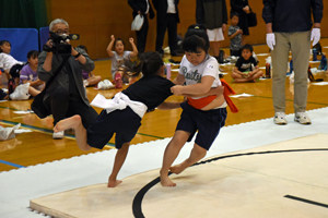 写真：組み合いをする小学生