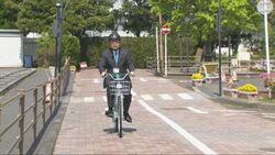 写真：市長さんぽで自転車に乗る市長
