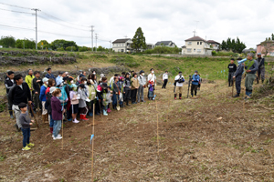 写真：植樹の手順を聞く参加者の皆さん