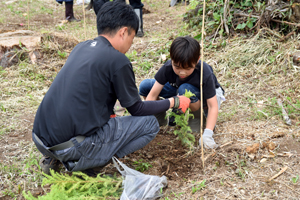 写真：植樹をする親子