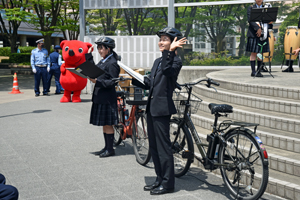 写真：自転車ルールを紹介する生徒たちの様子