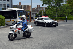 写真：白バイとパトカー