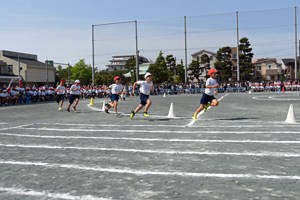 写真:徒競走で一生懸命走る児童