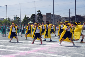 写真:演技をする児童