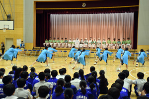 写真：ソーラン節を踊る生徒